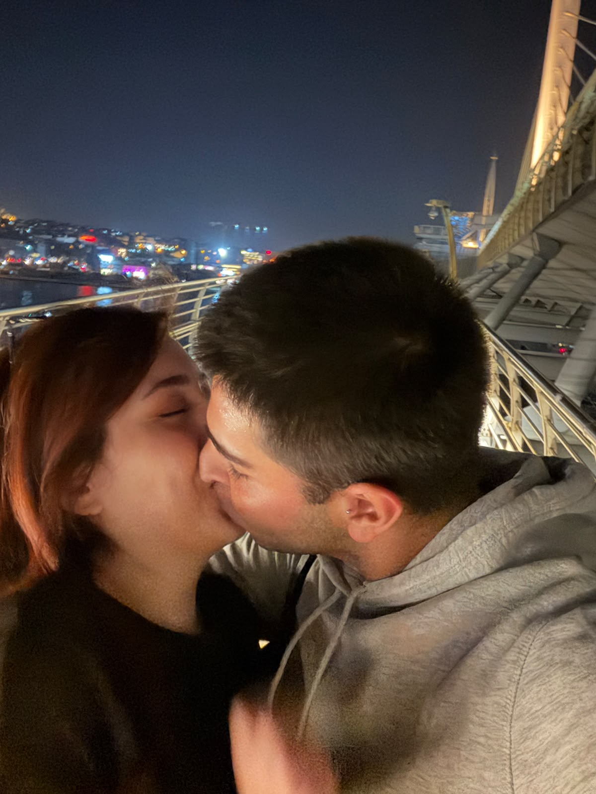 Besa ve Burak öpüşüyor