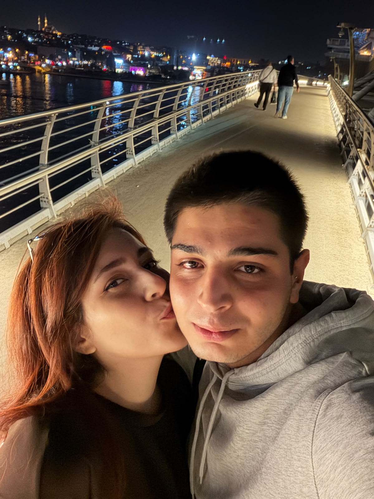 Besa Burak’ın yanağından öpüyor